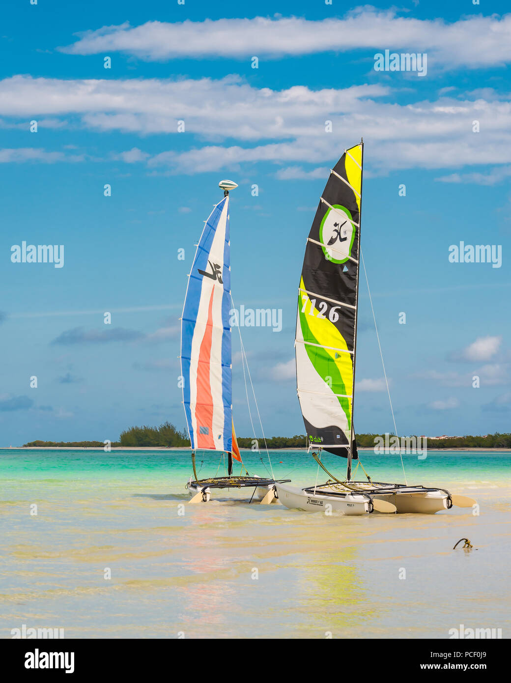 Zwei Katamarane sind an einem wunderschönen Strand auf der Cayo Coco Kuba günstig. Stockfoto