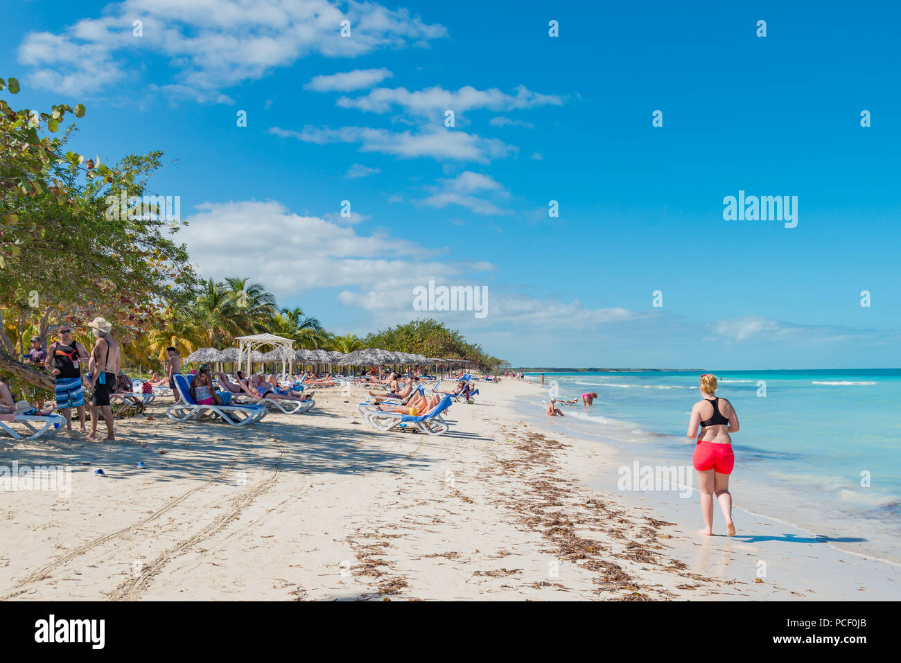 Touristen an einem wunderschönen Strand auf der Cayo Coco Kuba auf einem perfekten sonnigen Tag entspannen. Stockfoto