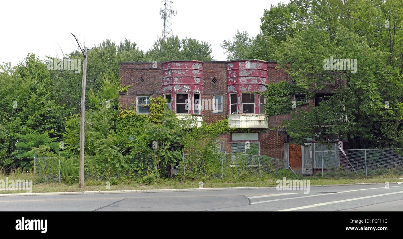 Ein leerstehendes Gebäude trägt dazu bei, die trockenfäule von East Cleveland, Ohio USA, eine Stadt mit leerstehenden Gebäuden und vielen gefüllt. Stockfoto