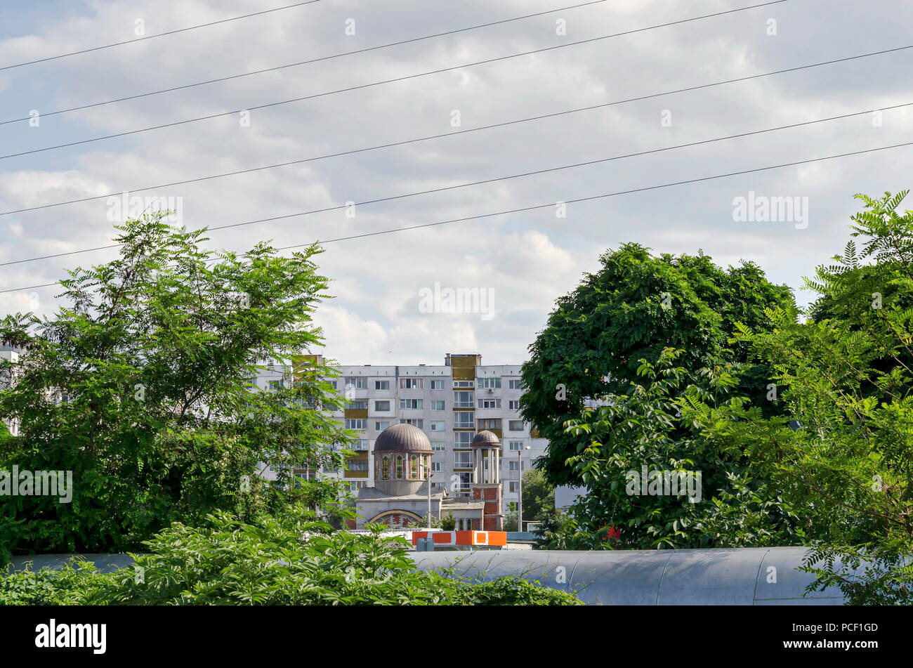 Zeitgenössische Bulgarische Häuser mit Kirche in Wohnviertel Drujba, Stadt Sofia, Bulgarien Stockfoto