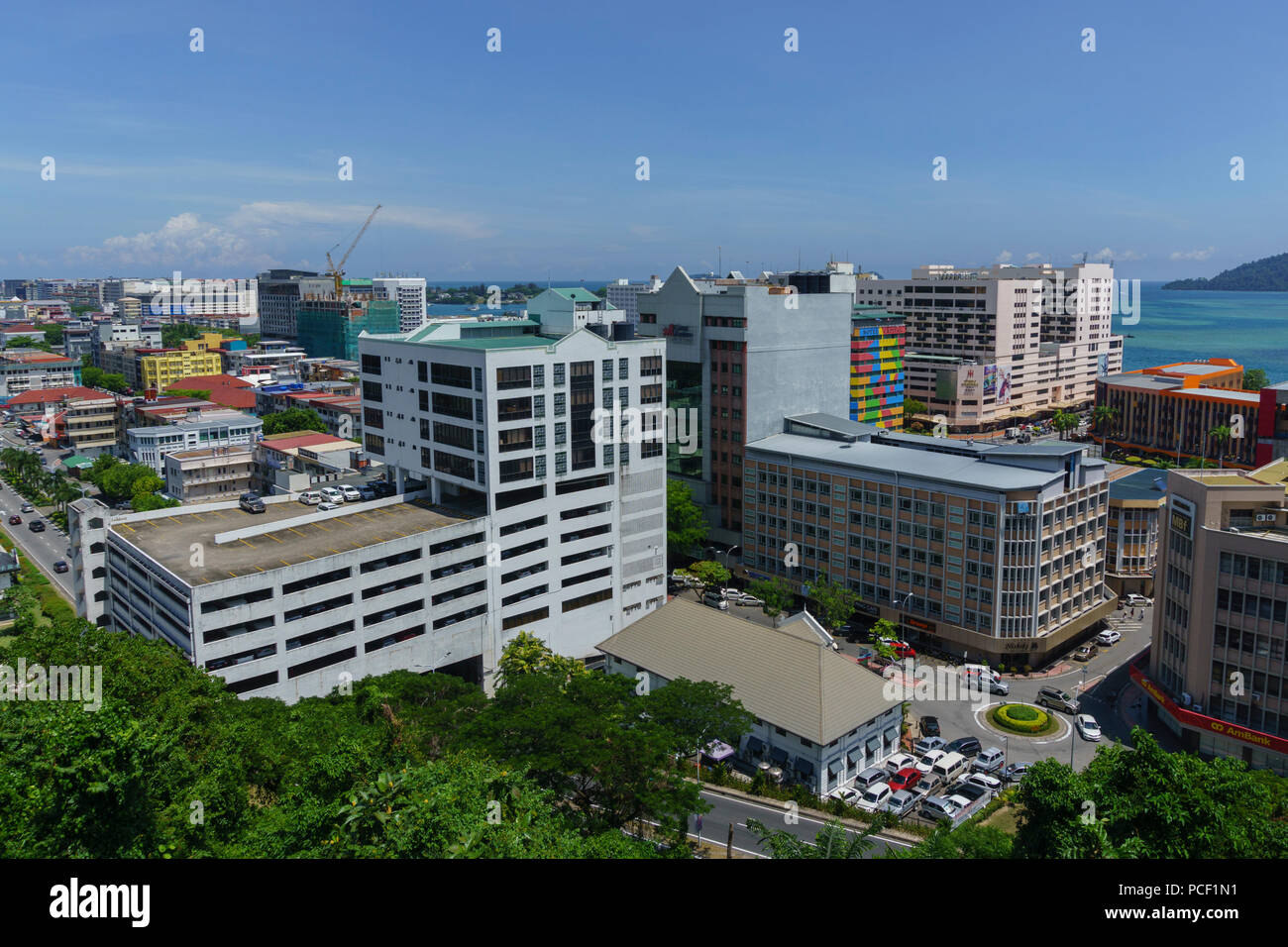 Kota Kinabalu, Sabah, Malaysia - 21. Juni 2018: Ansicht von Kota Kinabalu aus Signal Hill. KK ist die Hauptstadt von Malaysia Sabah State. Stockfoto