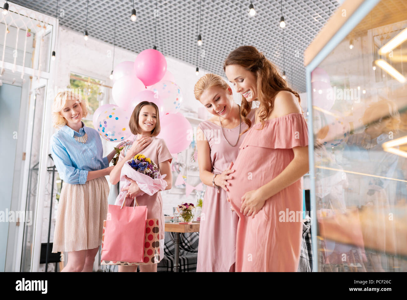 Schwangere Frau mit gewelltes Haar Gefühl glücklich zu hören Grüße Stockfoto