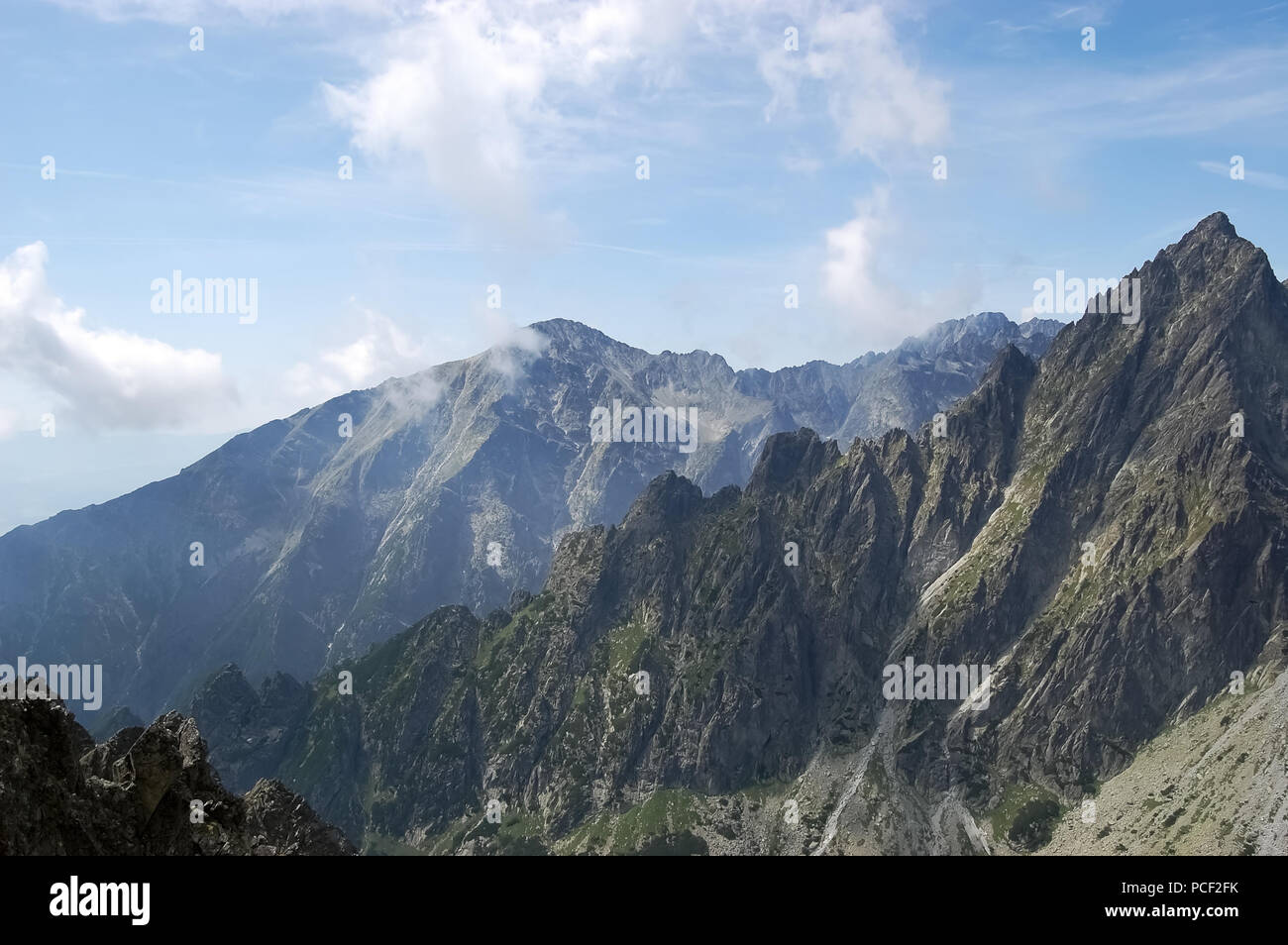Landschaft mit Bergspitzen im Sommer in der Hohen Tatra, resort Tatranska Lomnica, Slowakei. Stockfoto