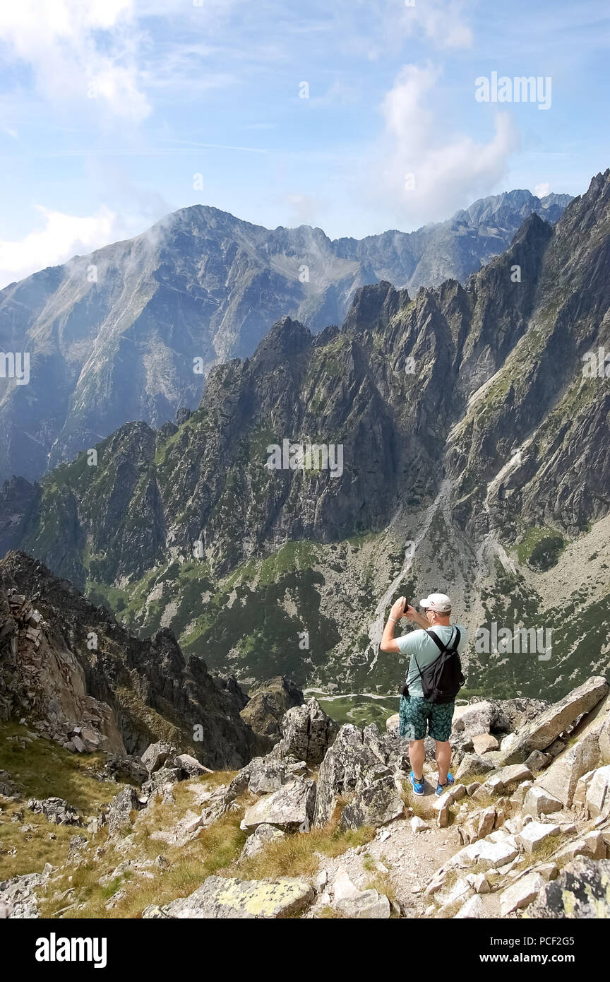 Tatranska Lomnica, Slowakei - 4. August 2013: Im Sommer, der Tourist nimmt Bilder von den Gipfeln der Hohen Tatra, der Ferienort Tatran Stockfoto