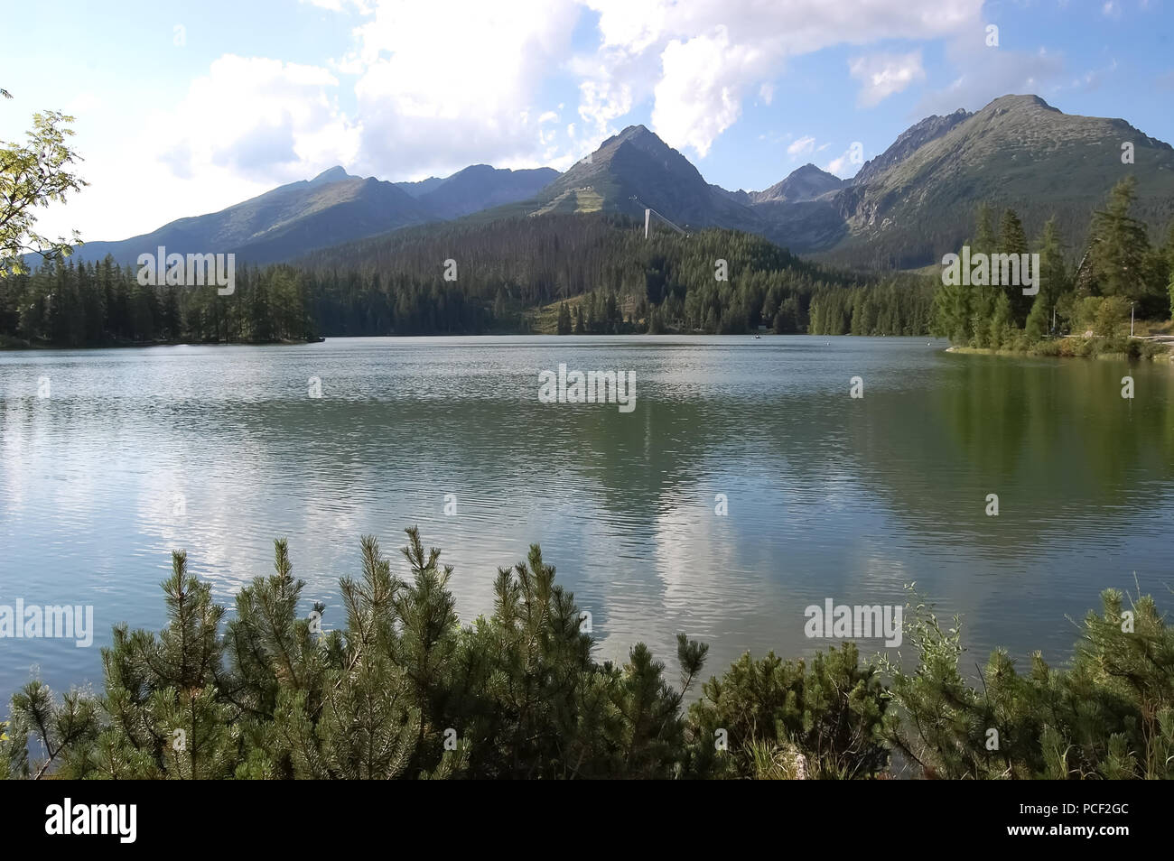 See Strbske Pleso und die Bergwelt im Sommer in der Hohen Tatra, Slowakei. Stockfoto