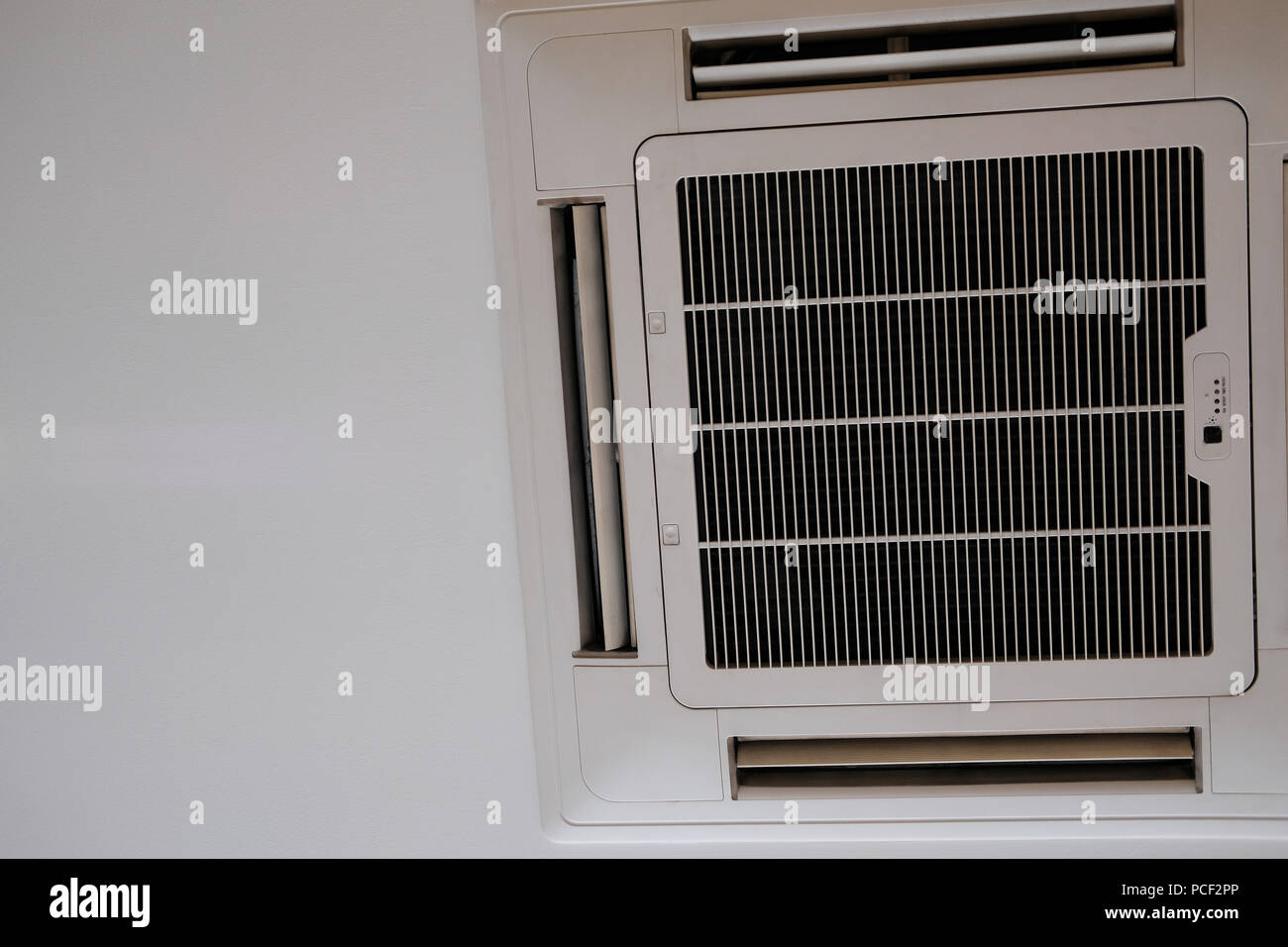 Montierten Kassette Typ Klimaanlage lüftungsanlage an der Decke  Stockfotografie - Alamy