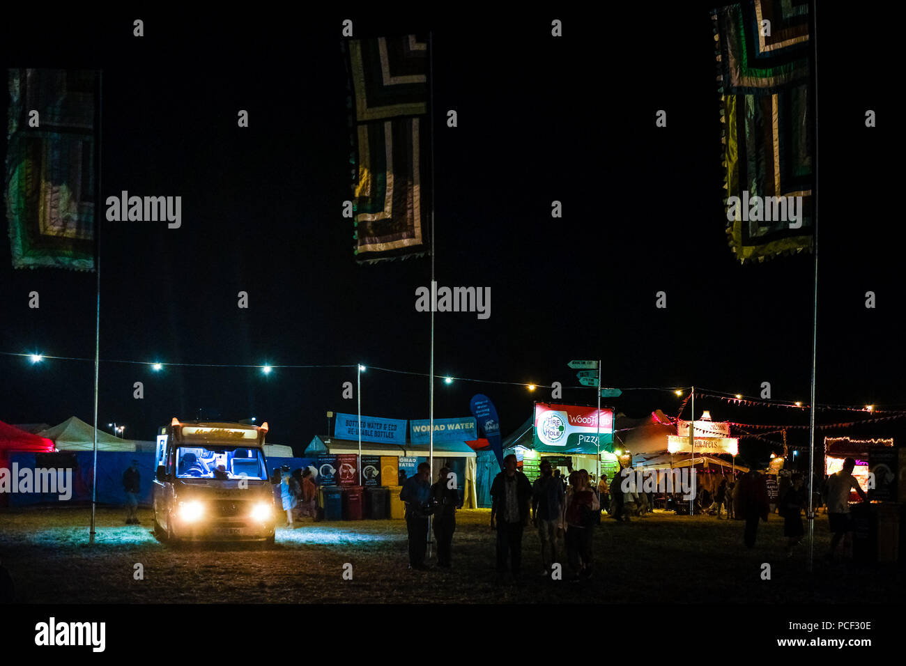 Eine allgemeine Ansicht der Arena in der Nacht im womad am Freitag, den 27. Juli 2017 in Charlton Park, Wiltshire statt. Im Bild: Die Arena ist von einem großen Anzeigen Rad als Leftfield sah Spielen auf der Open-Air-Bühne. Stockfoto