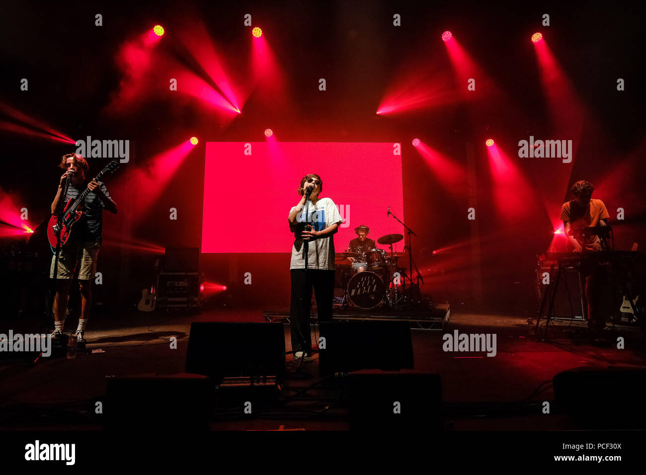 Tief Wasser spielen die D&B-Stadium bei womad am Samstag, 28. Juli 2018 Charlton Park, Wiltshire statt. Im Bild: Frankie Bowmaker, Lead Gitarre, Bobby Cohen, Gesang, Jimmy Sheals, Trommeln, Bernard Steen. Stockfoto