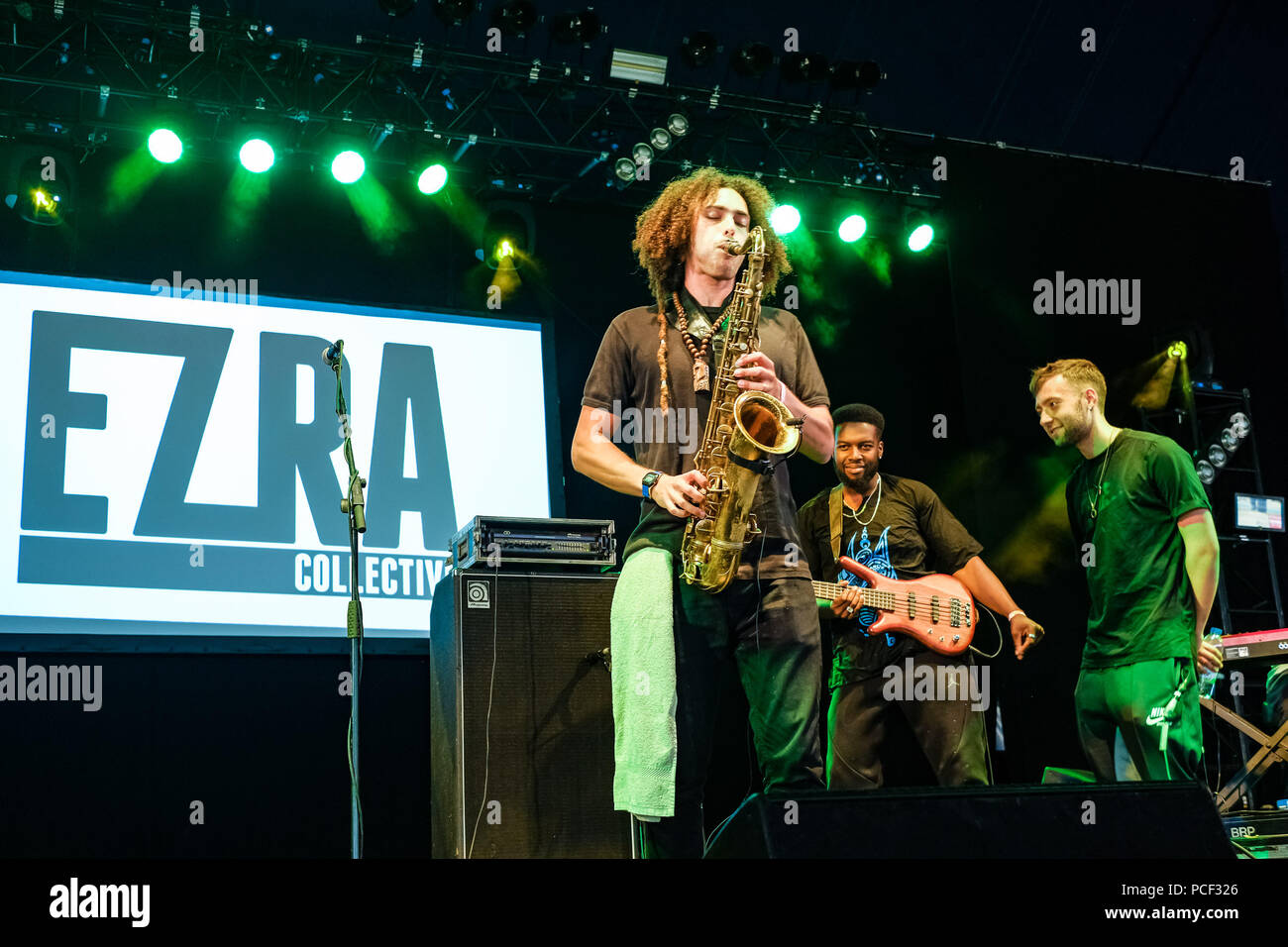 Die esra Kollektive die Großen Reg Zelt spielen bei womad am Samstag, 28. Juli 2018 Charlton Park, Wiltshire statt. Bild: James Mollison, Tenor Saxophon, TJ Koleoso, Bass, Dylan Jones. Stockfoto