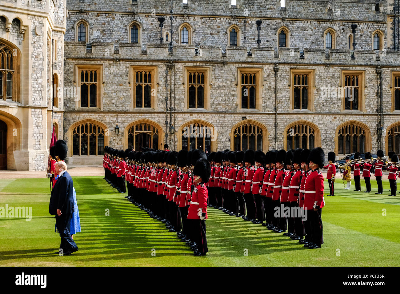 Die Königin trifft der Präsident der Vereinigten Staaten von Amerika und Frau Trump am Freitag, 13. Juli 2018 auf Schloss Windsor, Windsor. Im Bild: SEINE KÖNIGLICHE HOHEIT, Queen Elizabeth II. mit Präsident Trump prüfen die Ehrengarde - Coldstream Guards. Stockfoto