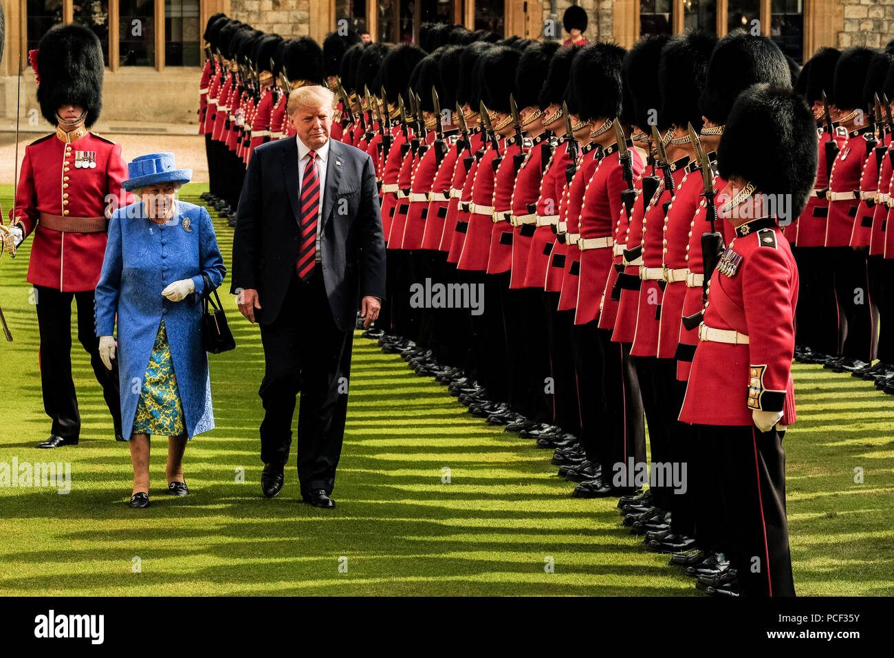 Die Königin trifft der Präsident der Vereinigten Staaten von Amerika und Frau Trump am Freitag, 13. Juli 2018 auf Schloss Windsor, Windsor. Im Bild: SEINE KÖNIGLICHE HOHEIT, Queen Elizabeth II. mit Präsident Trump prüfen die Ehrengarde - Coldstream Guards. Stockfoto