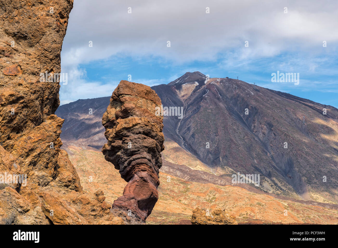 Mount Teide Vulkan, gesehen von den Roques de Garcia, Nationalpark Teide, Teneriffa, Kanarische Inseln, Spanien Stockfoto