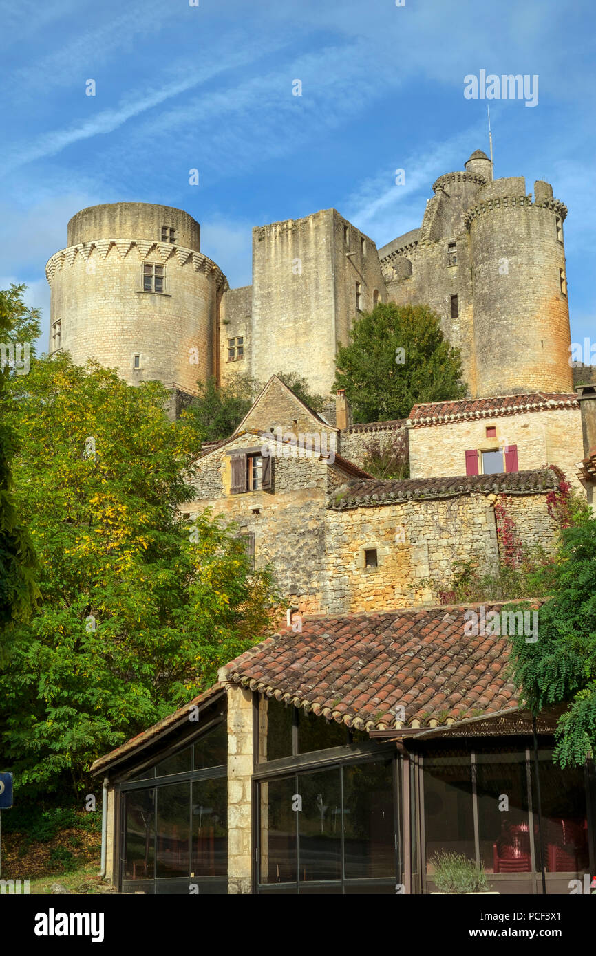 Zu historischen und imposanten Chateau de Bonaguil in der Nähe von fumel auf einer sonnigen und ruhigen Herbst Nachmittag in Lot-et-Garonne, Frankreich Stockfoto