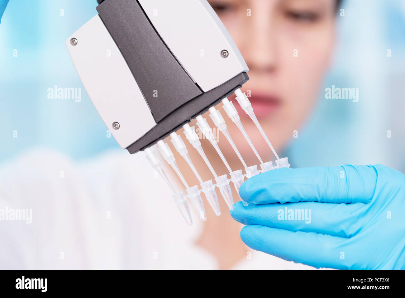 Junge Frau mit der genetischen Forschung im Labor Forschung von Krebserkrankungen Stockfoto
