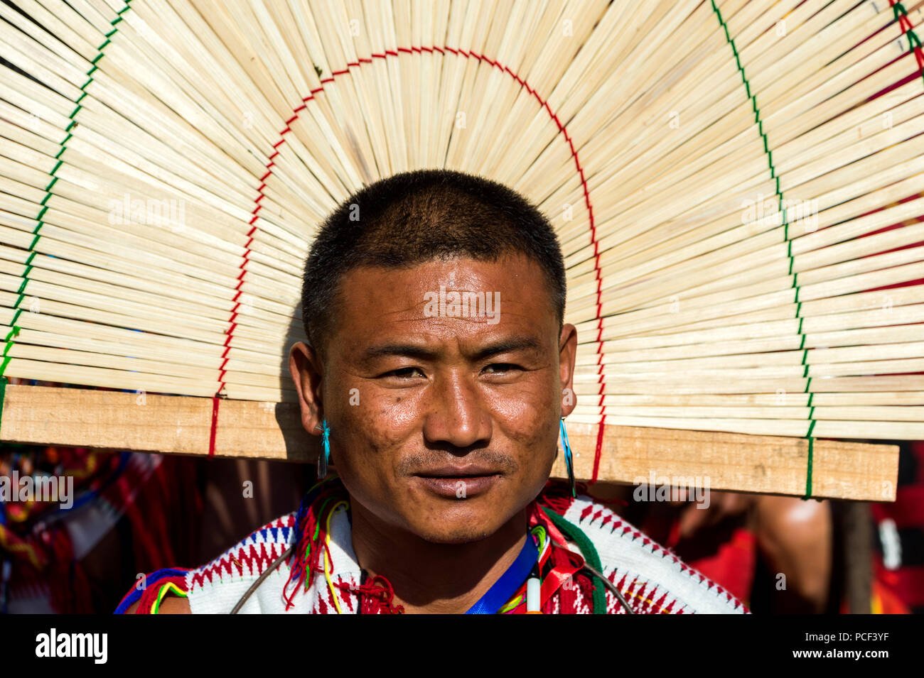 Stämme Mann an der Hornbill Festival, Kohima, Nagaland, Indien Stockfoto