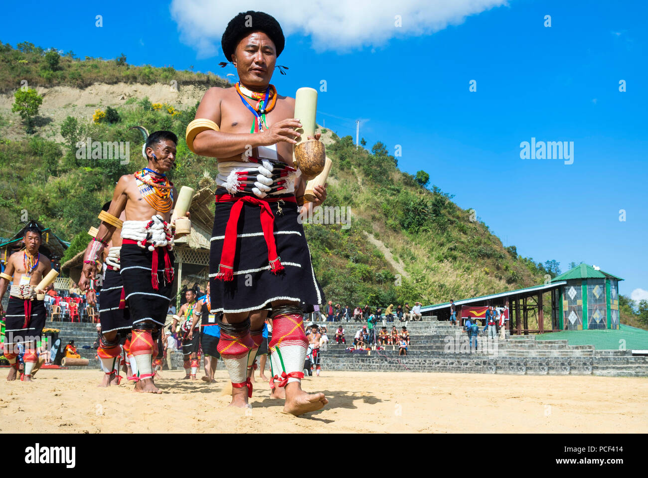 Teilnehmer an der Parade Hornbill Festival, Kohima, Nagaland, Indien Stockfoto