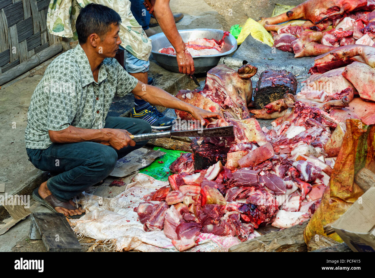 Inder Schneiden von Fleisch am Hornbill Festival, Kohima, Nagaland, Indien Stockfoto