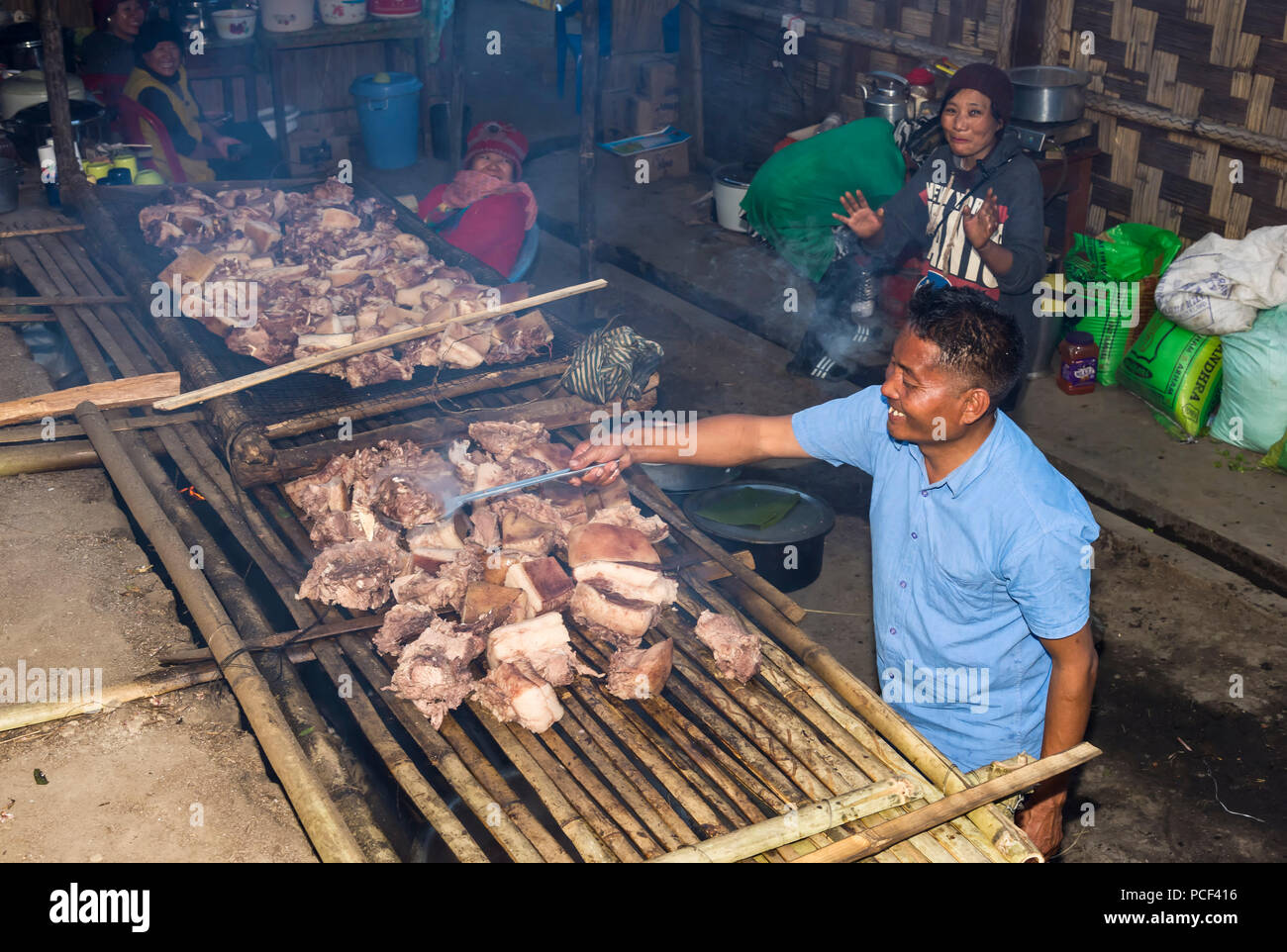 Fleisch kochen an der Hornbill Festival, Kohima, Nagaland, Indien Stockfoto