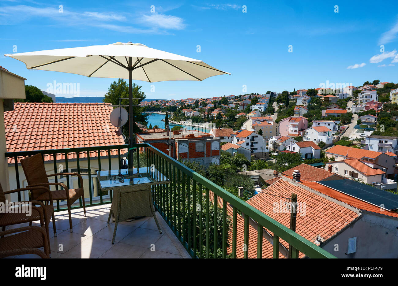 Eine Ansicht von einer Wohnung in Okrug Gornji, in der Nähe von Trogir - eine historische Stadt und Hafen an der adriatischen Küste in Split-dalmatien County, Kroatien Stockfoto