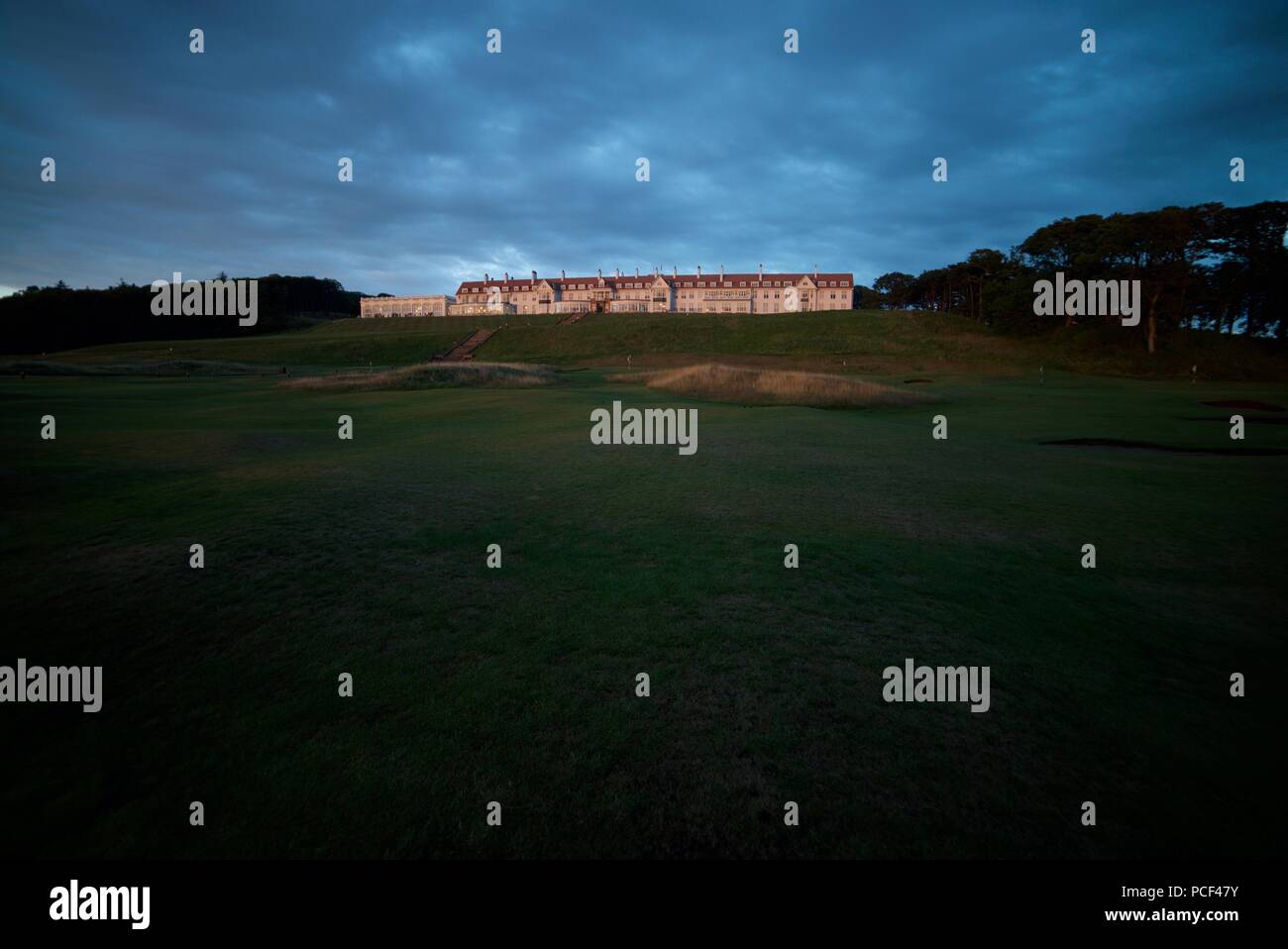 Trümpfe Turnberry Hotel von vorne während der Dämmerung mit einem dunklen Himmel (Trumpf Turnberry, A Luxury Collection Resort, Schottland) Stockfoto