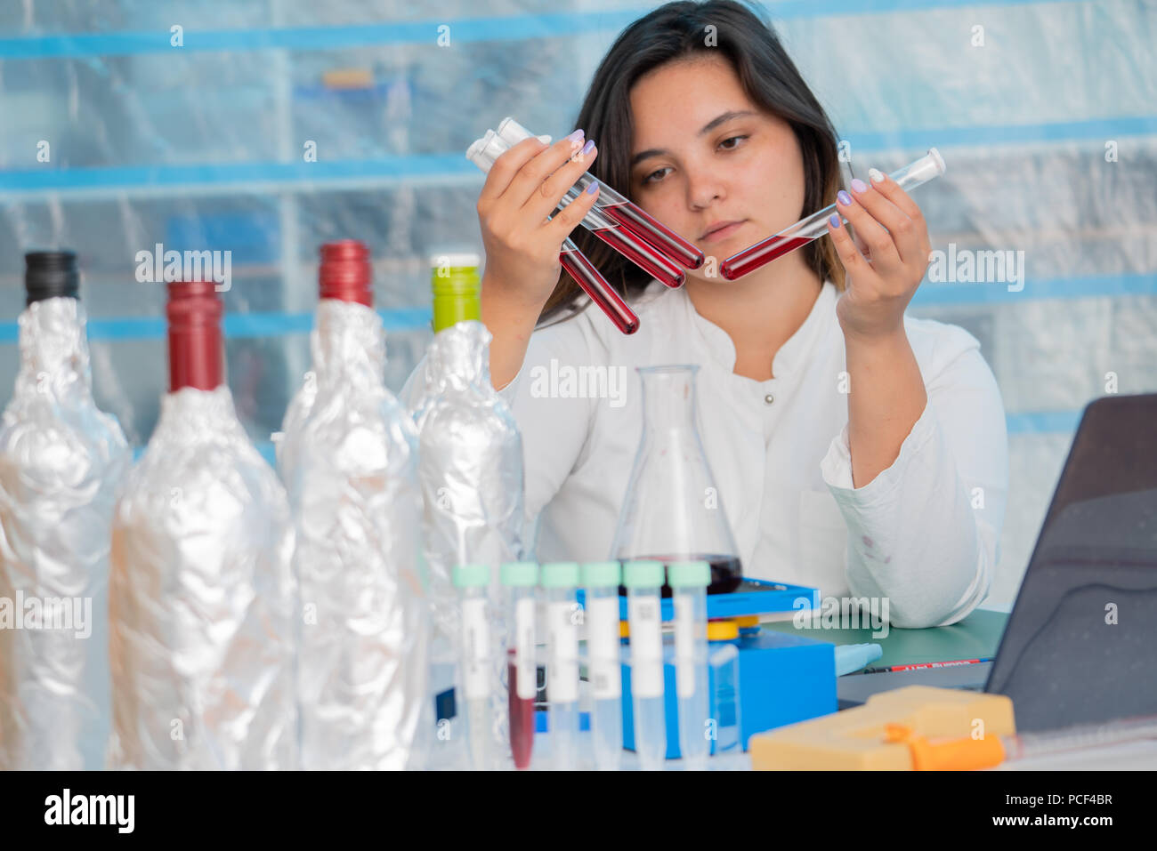 Flasche Wein im Labor für Qualitätskontrolle Stockfoto