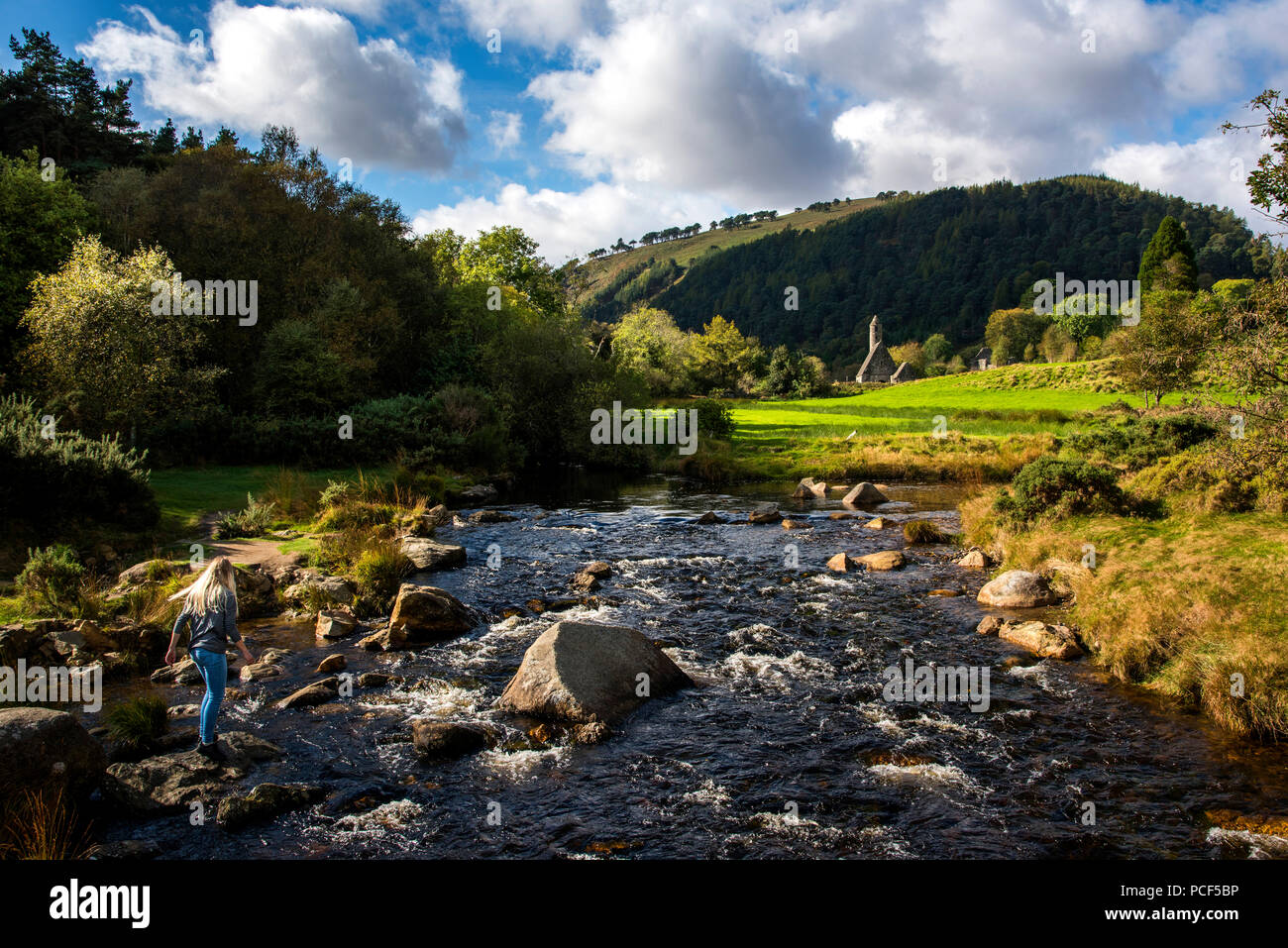 Ein Fluss windet es ist Weise hinter Kirche und runder Turm Stockfoto