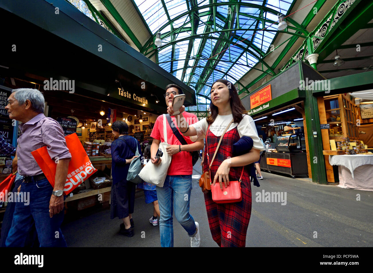 Asiatische Touristen in Borough Markt, Southwark, London, England, UK. Stockfoto