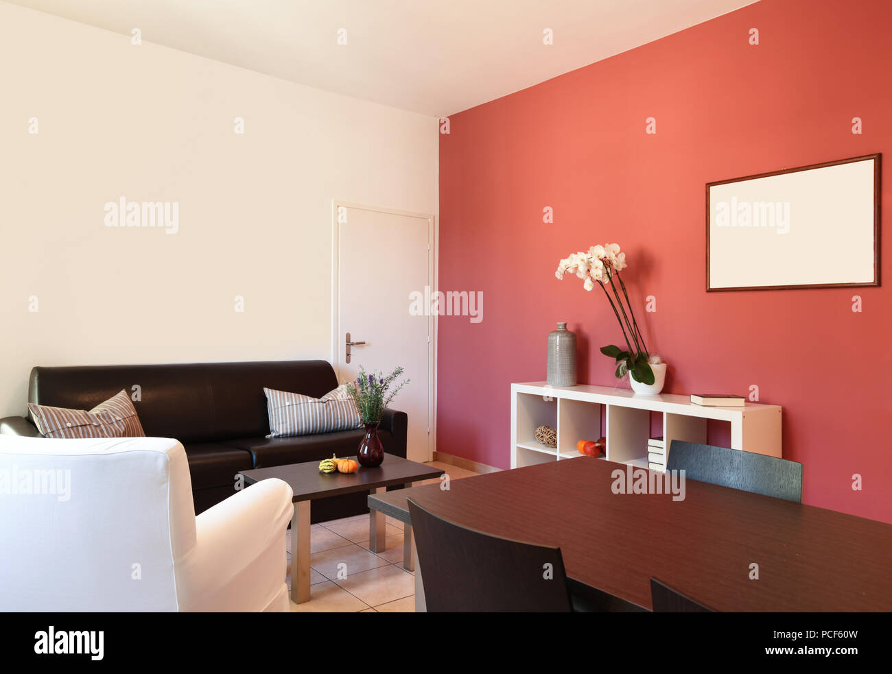 innere der wohnung, wohnzimmer mit rote wand stockfotografie - alamy