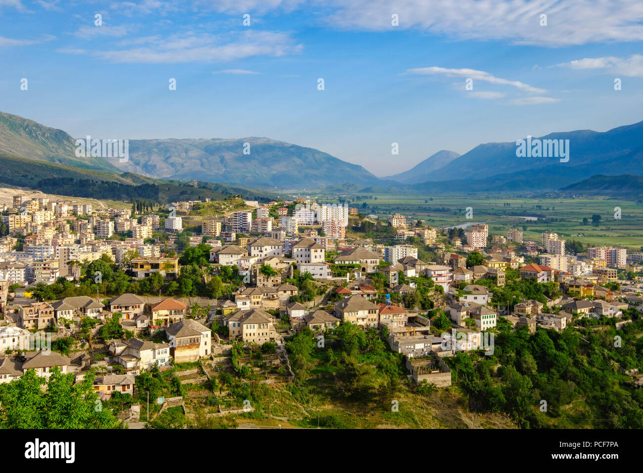 Blick auf die Stadt Gjirokastra mit Bergen, Gjirokastër, Albanien Stockfoto