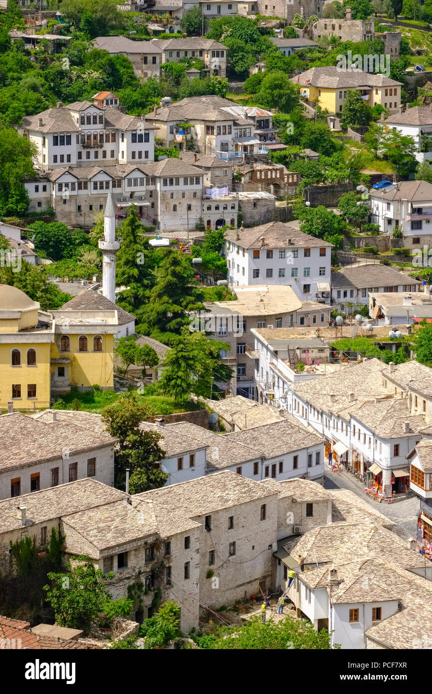 Altstadt mit Basar und Berge Mali i Gjerë, Blick vom Schloss, Gjirokastra, Gjirokastër, Albanien Stockfoto