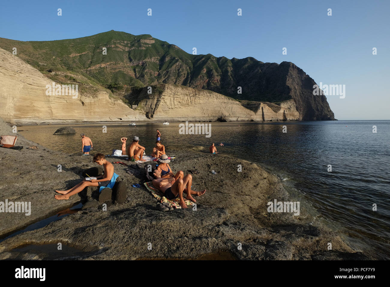 Touristen am Strand von Pollara, (Malfa) Salina, Äolische Inseln, Sizilien, Italien Stockfoto