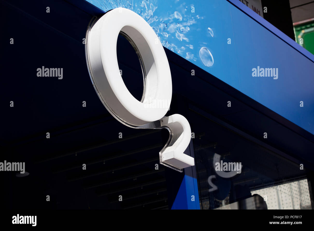 LONDON, Großbritannien - 31 JULI 2018: O2 Telekommunikation store Front auf der Oxford Street in Central London. Stockfoto