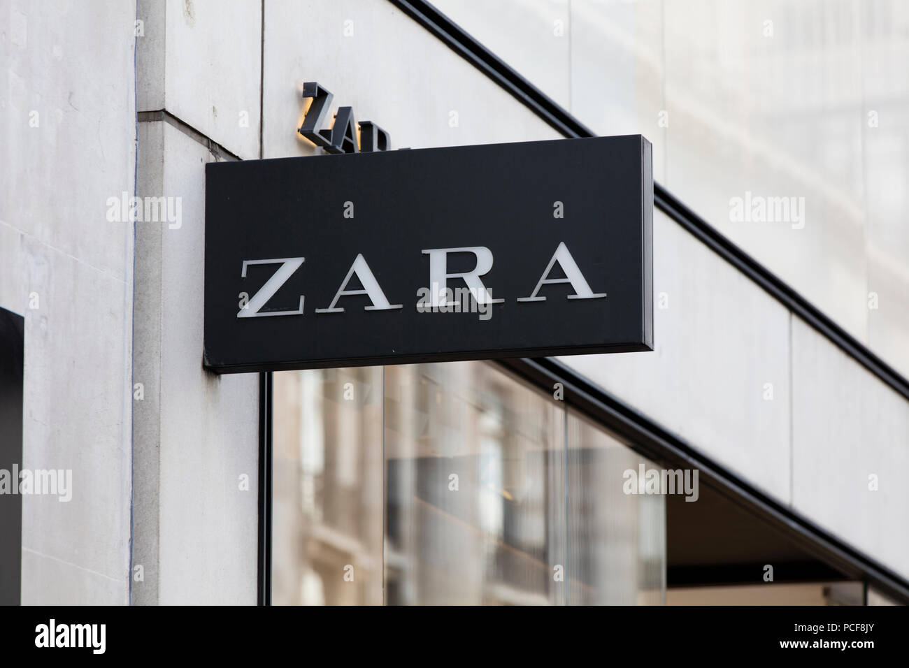 LONDON, Großbritannien - 31 JULI 2018: Zara Clothing Store Shop vorne in der Oxford Street in Central London. Stockfoto