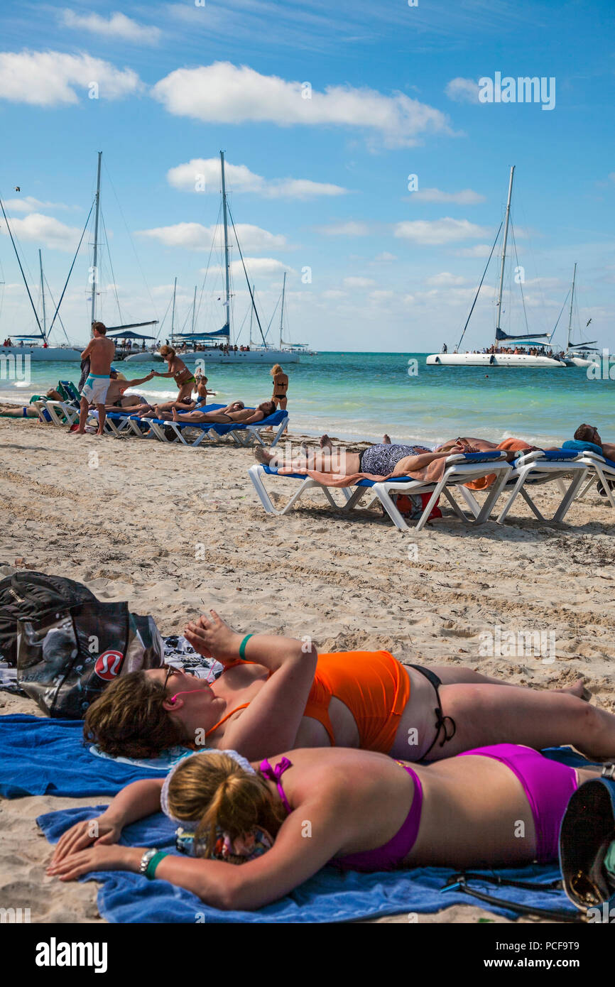 Touristen Sonnenbaden - Cayo Blanco, Kuba Stockfoto