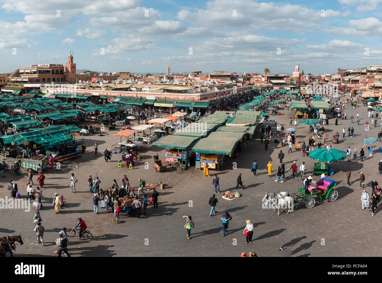 Einheimische auf einem belebten Platz, Djemaa El Fna, Marrakech, Marokko Stockfoto
