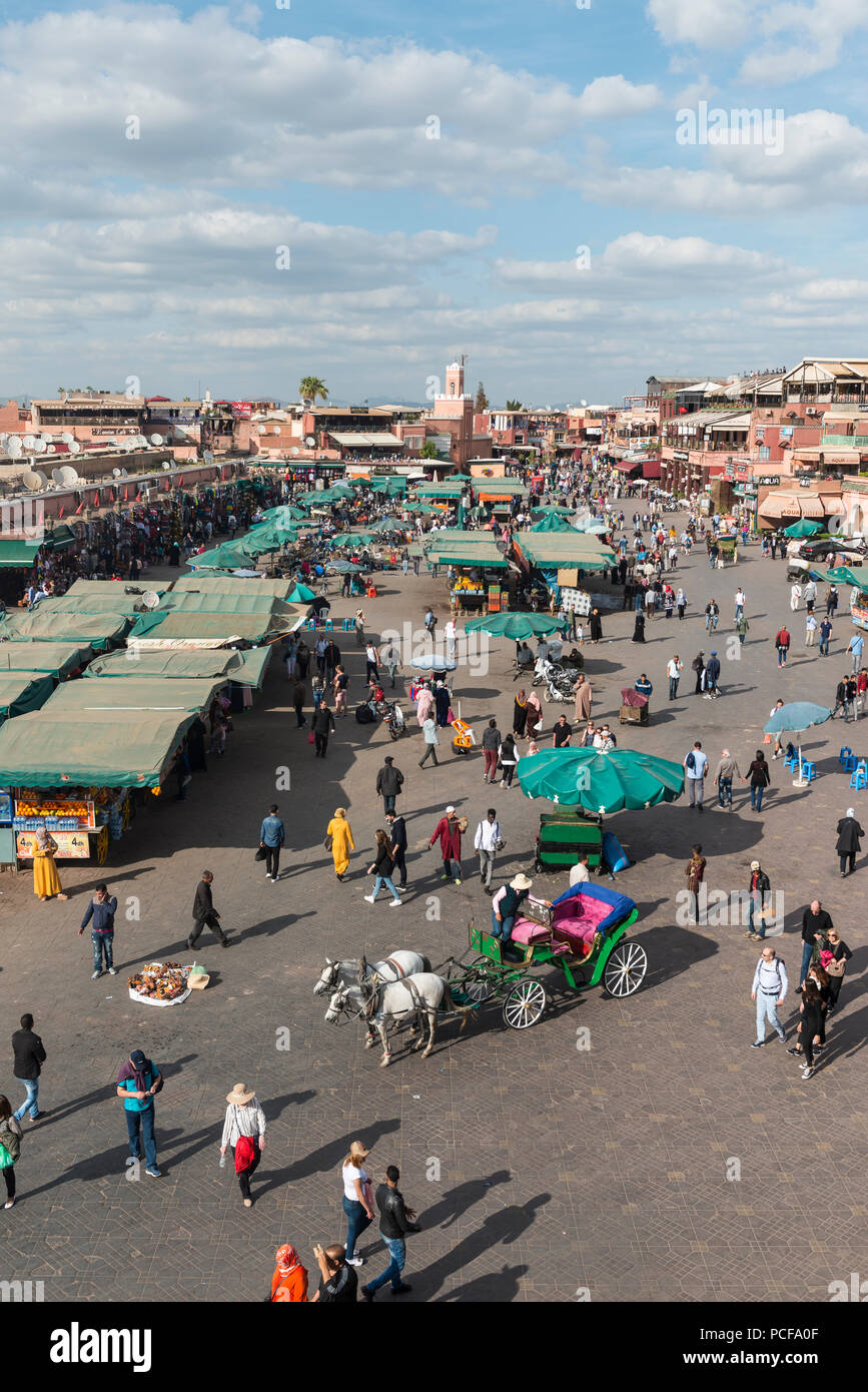 Einheimische auf einem belebten Platz, Djemaa El Fna, Marrakech, Marokko Stockfoto