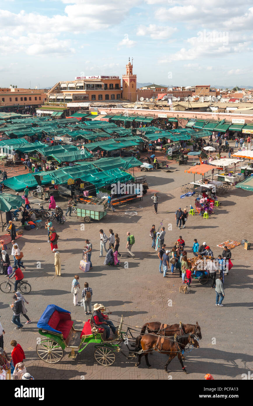 Einheimische auf einem belebten Platz, Djemaa El Fna, Marrakech, Marokko Stockfoto