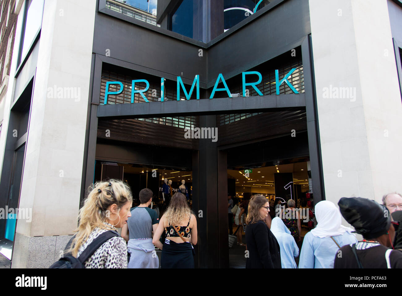 LONDON, Großbritannien - 31 JULI 2018: Primark Clothing Store Front auf der Oxford Street in Central London. Stockfoto