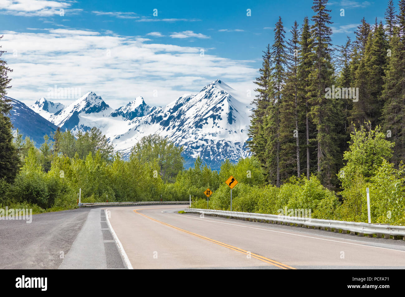 Kenai Mountains im Hintergrund der Seward Highway zwischen Anchorage und Seward auf der Kenai Halbinsel in Alaska Stockfoto
