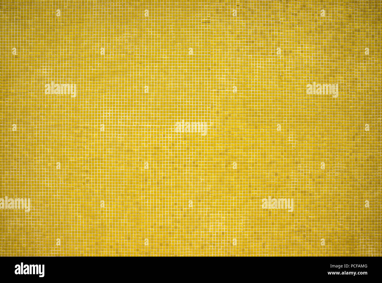 Wand Dekoration der kleinen gelben Mosaiksteine, Hintergrundbild, Textur Stockfoto