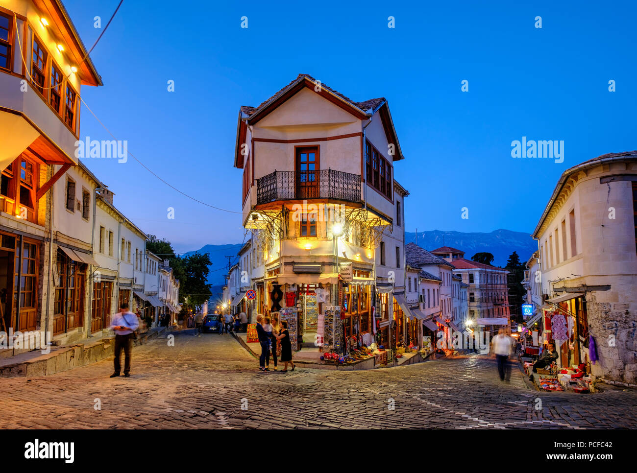 Basar Bezirk, Qafa e Pazarit, Dämmerung, Altstadt, Gjirokastra, Gjirokastër, Albanien Stockfoto