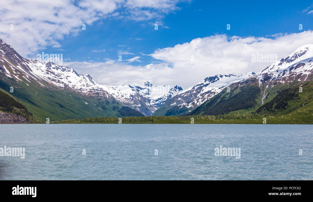 Die schneebedeckten Berge, um Portage Lake ist ein Gletschersee im Chugach National Forest auf der Kenai Halbinsel in Alaska Stockfoto
