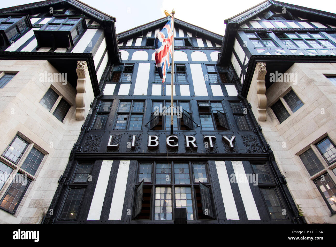 LONDON, Großbritannien - 31 JULI 2018: Liberty luxus Kaufhaus auf Great Marlborough Street im West End von London. Stockfoto