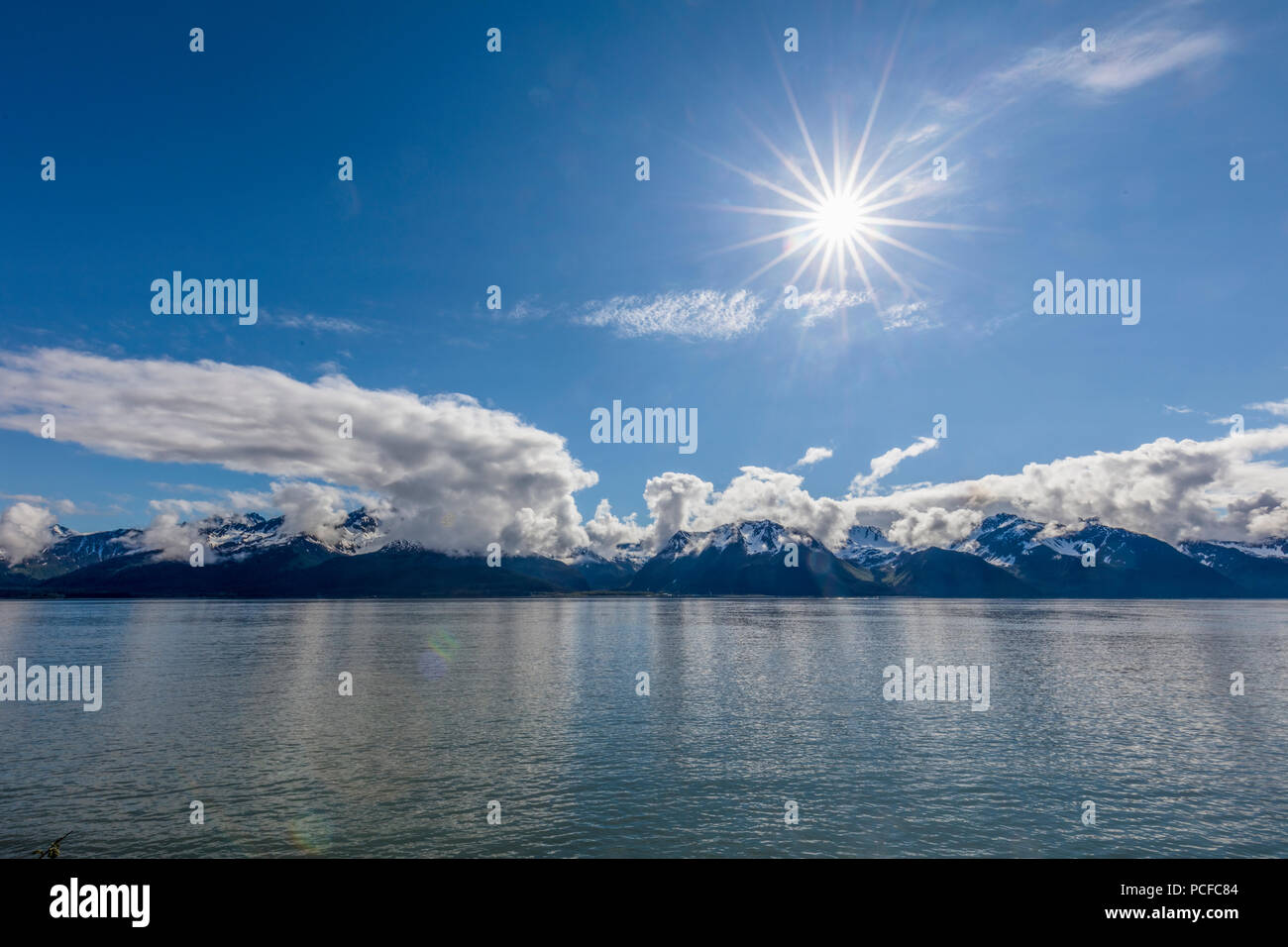 Die schneebedeckten schroffen felsigen Berge in Wolken auf der Kenai Halbinsel in Alaska Stockfoto