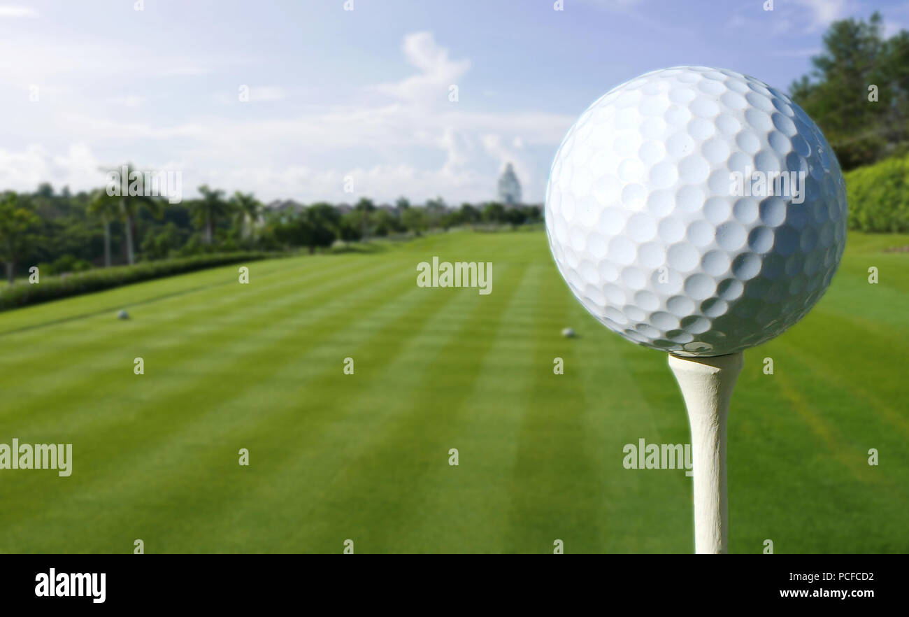 Nahaufnahme von einem Golfball auf einem T-Stück an einem wunderschönen Golfplatz in der Landschaft von Panama Stockfoto