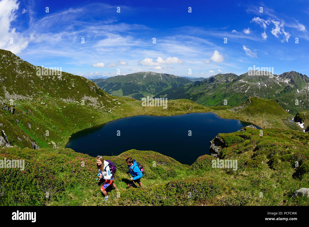 Wanderer Am See Mittleren Wildalmsee Auf Dem Weg Zum Schafsiedel Kelchsau Kitzbuheler Alpen Tirol Osterreich Stockfotografie Alamy