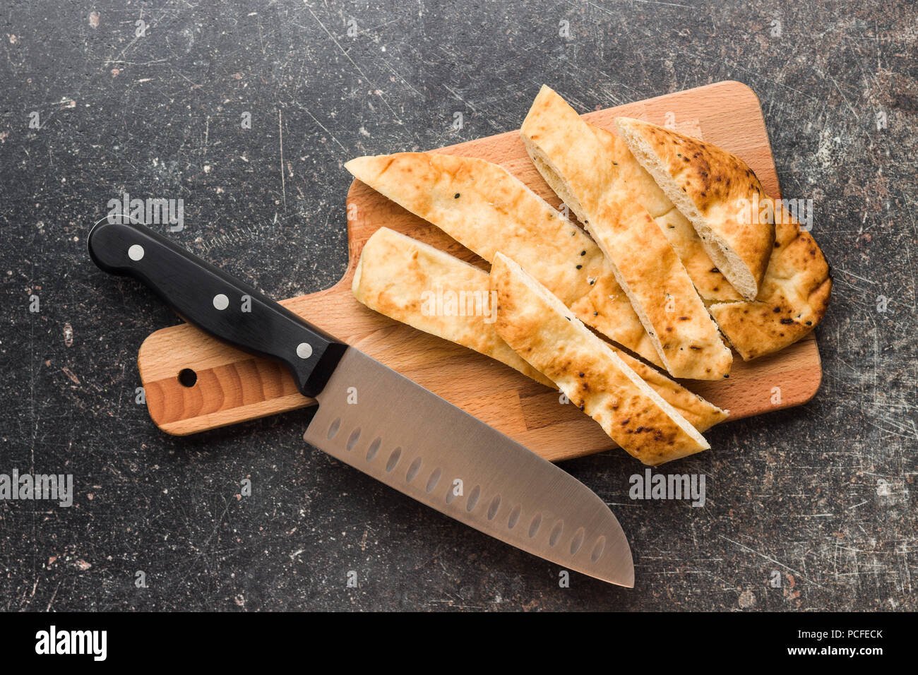 Indische Naan Brot auf alten Küchentisch. Stockfoto