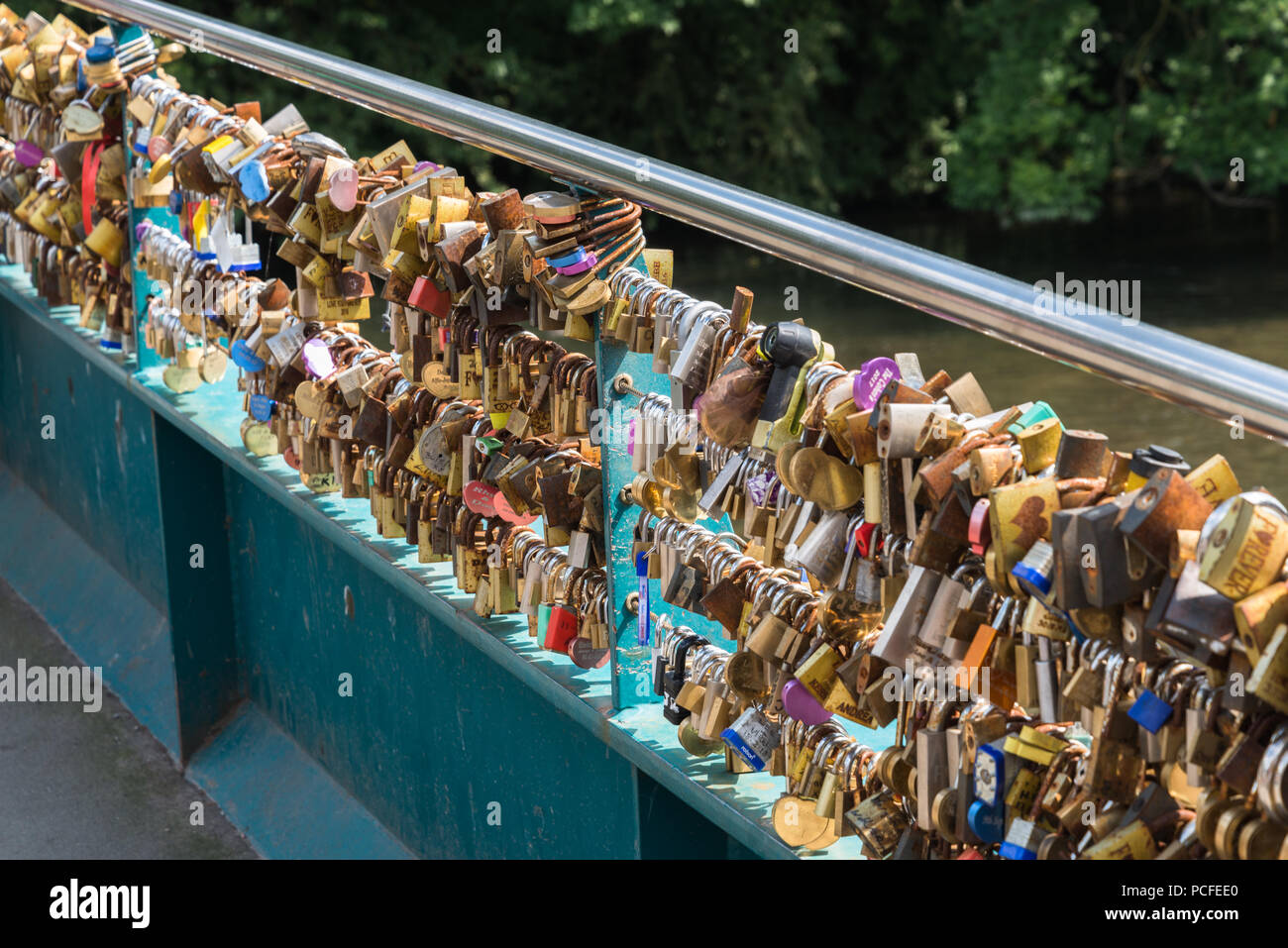 Hunderte von Liebe Schlösser mit vorhängeschlössern an der Fußgängerbrücke über den Fluss Wye in Bakewell, Derbyshire, England, UK in der Glockengeläut Bezirk Stockfoto