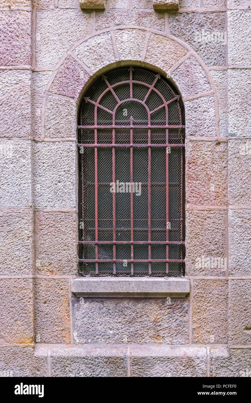 Gewolbte Kirche Fenster Mit Einer Rostigen Gitter Und Einem Raster