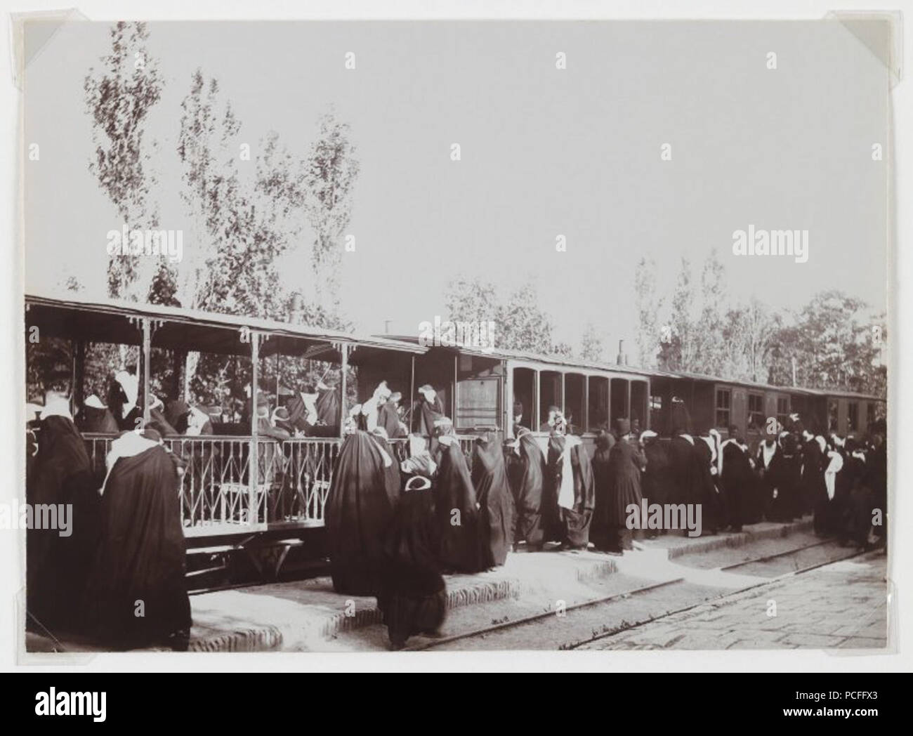 102 Brooklyn Museum - verschleierte Frauen an Bord eines Zuges eine der 274 Vintage Fotografien - antoin Sevruguin Stockfoto
